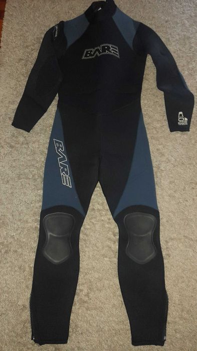 Equipamento completo de mergulho: fato 7mm, botas, máscara e saco.