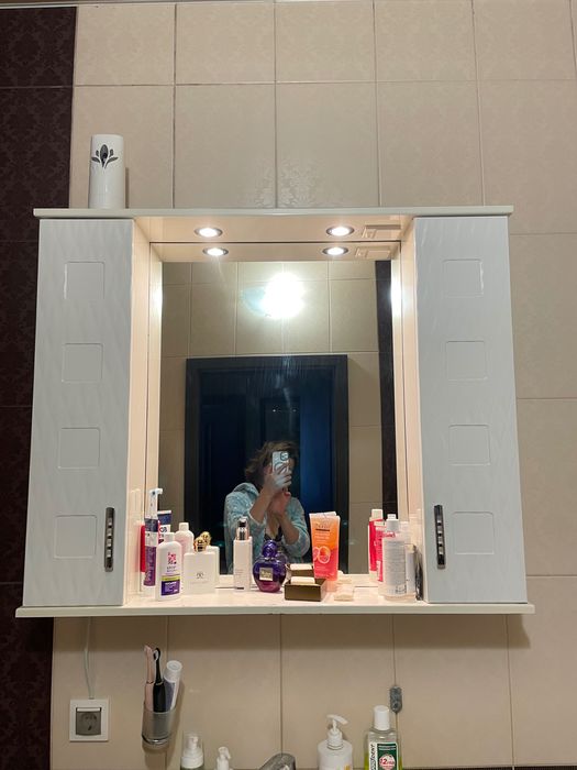 Умивальник та навісна тумба у ванну