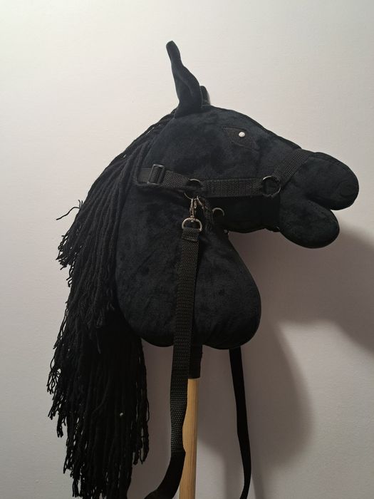 Hobby horse  bardzo ładny czarny koń na kiju z uzdą