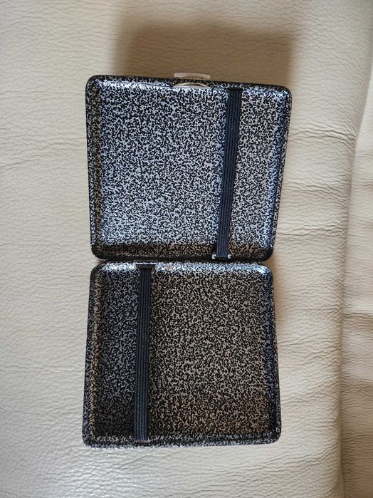 Papierośnica metalowa.