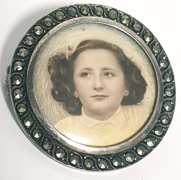 Linda antiga pregadeira porta retrato em prata com marcasites