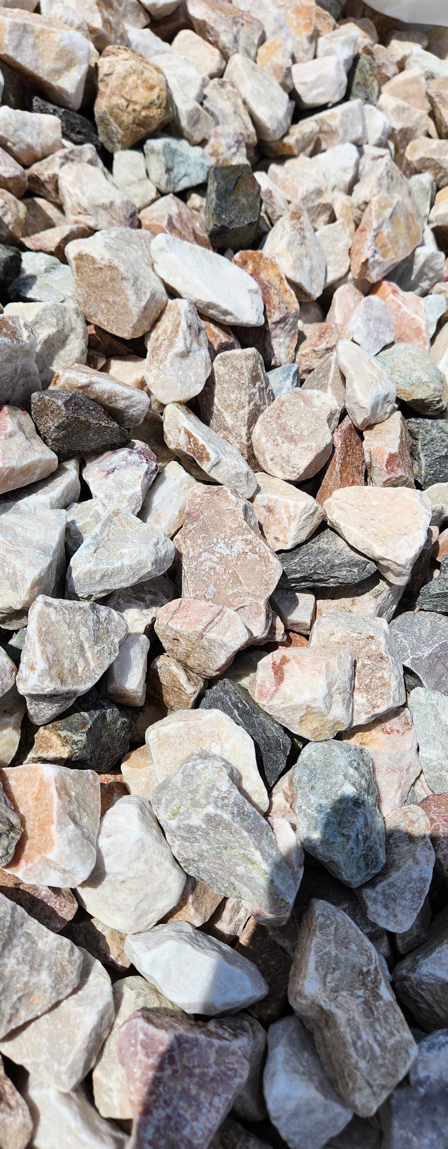Kruszywo ozdobne Janowickie grys rożne frakcje kamienie ogrodowy