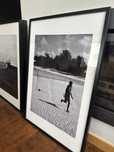 Quadro Fotográfico em Preto e Branco – Criança a Correr na Areia