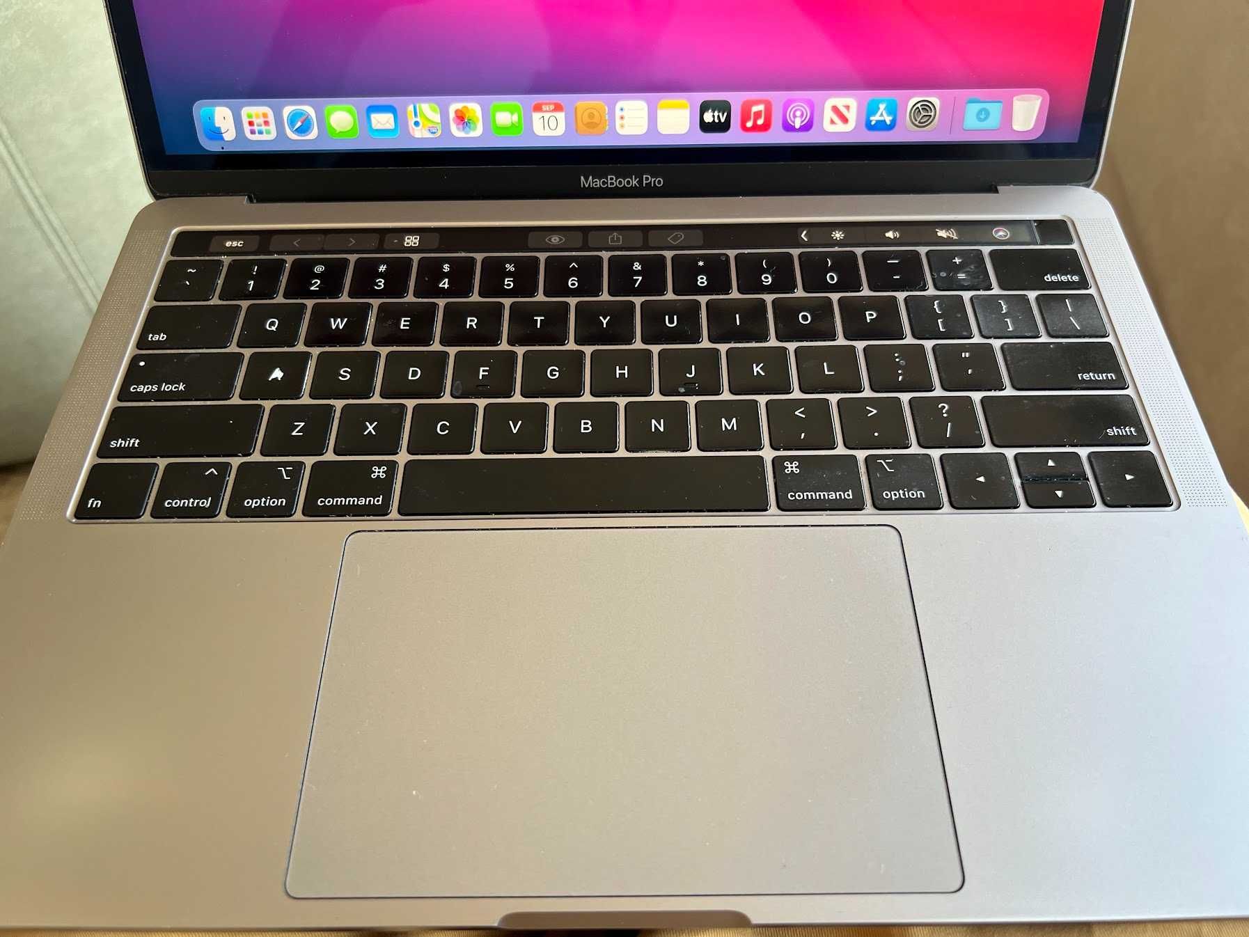 Apple Macbook Pro 13" 2.3Ghz Quad-Cord i5, TouchBar 8GB ram, 256GB SSD