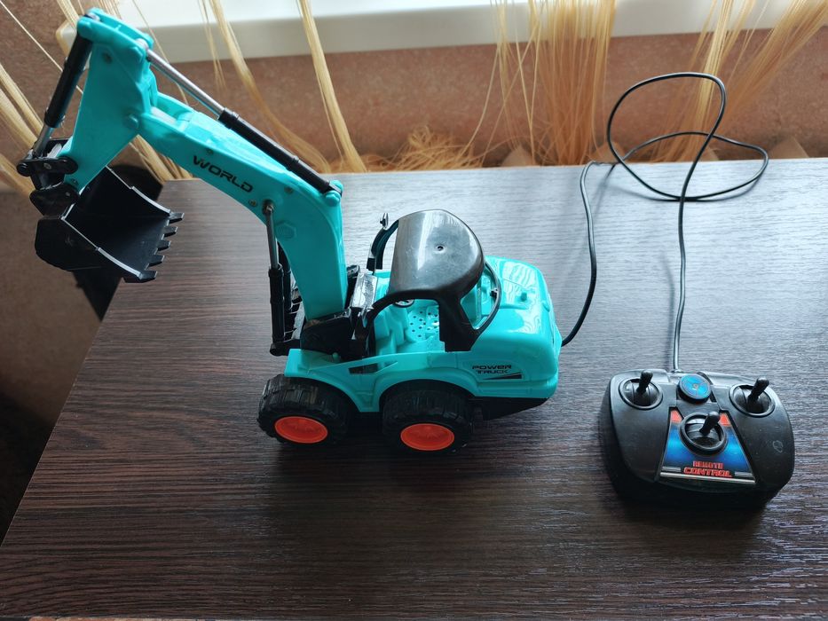 Екскаватор на пульту зі шнуром.