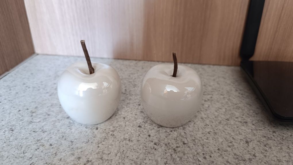 Dwa dekoracyjne jabłuszka