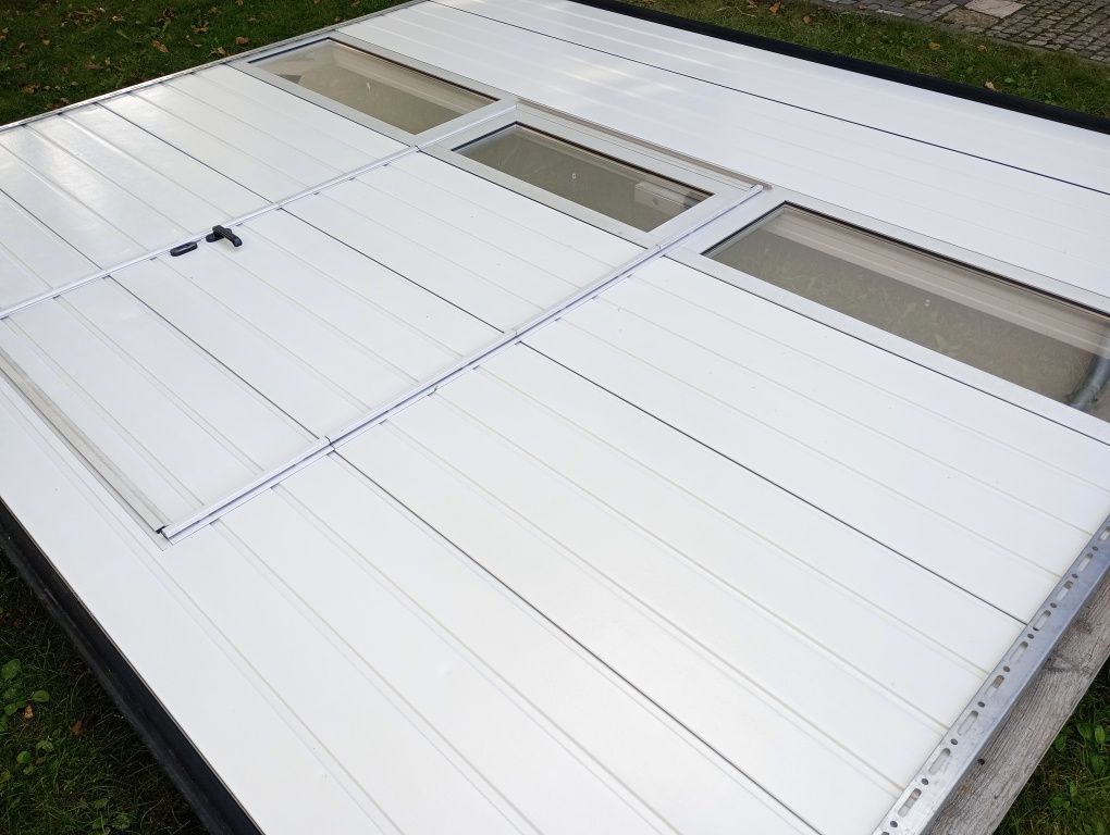 Brama z drzwiami Hormann segmentowa garażowa panelowa aluminiowa przem