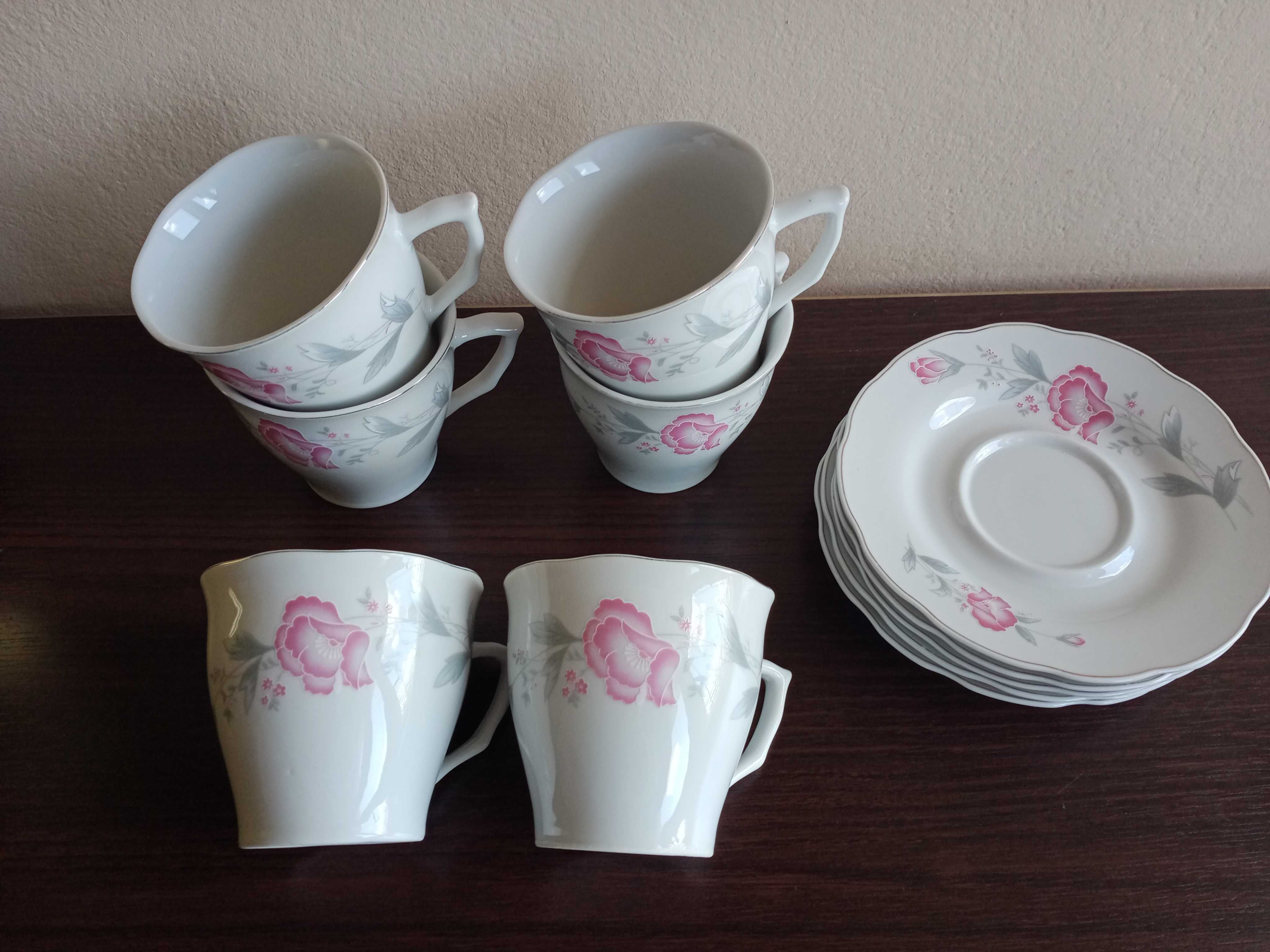 Zestaw porcelanowych filiżanek z talerzykami