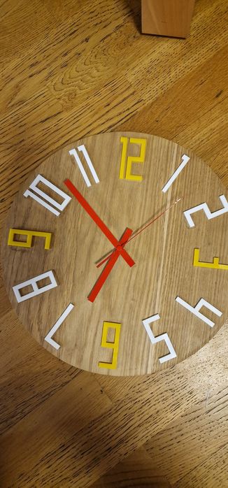 drewniany zegar ścienny marki ModernClock