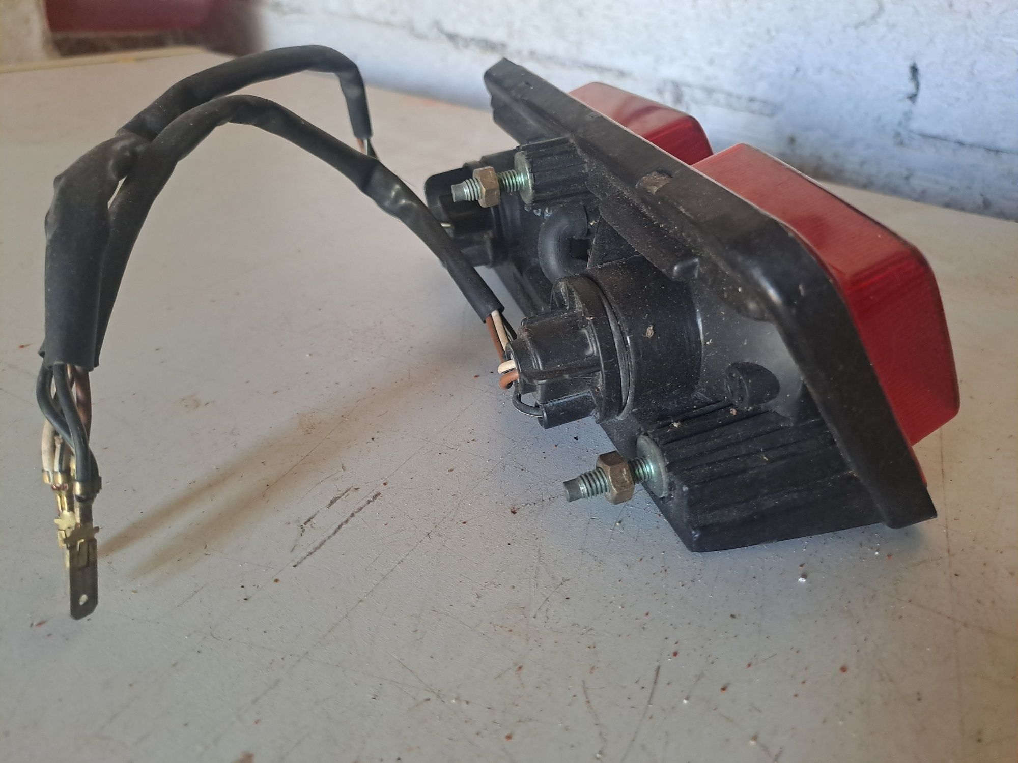 Farol traseiro oriunda de uma Suzuki RGV250