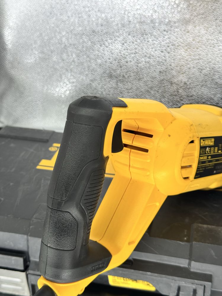 Пила шабельна DeWALT DWE305 сабельная
