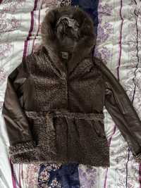 Brązowy płaszcz z kapturem z futrem pasek sztuczne futro