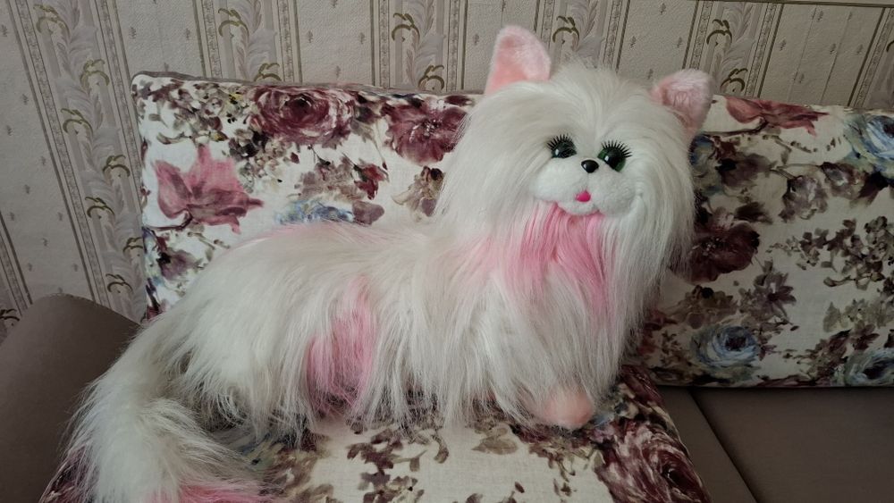 Ніжна киця- м'яка іграшка,довжина 60 см.