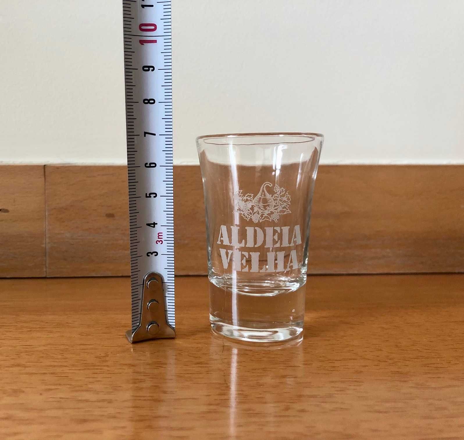 Cálices / copos de shot de água ardente da Aldeia Velha para coleção
