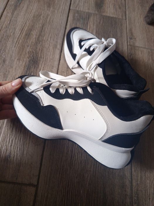 Кросівки жіночі 37 розміру