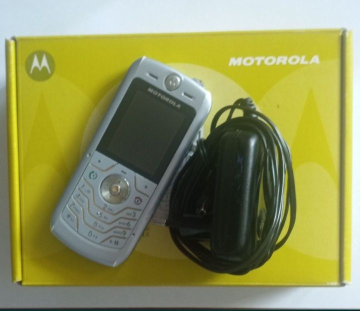 Motorola L 6 z orginalną ładowarką i pudełkiem.