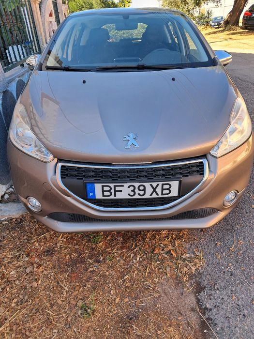 Peugeot 208 muito bom estato.