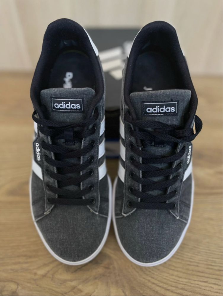 Buty Adidas w czarno białym kolorze - idealne na codzienne stylizacje!
