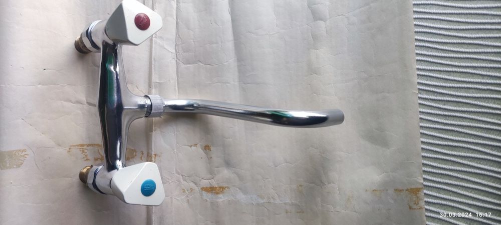 Змішувач настінний для раковини,чи ванни