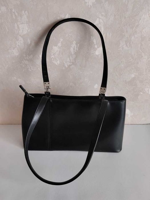 Чорна жіноча сумка.