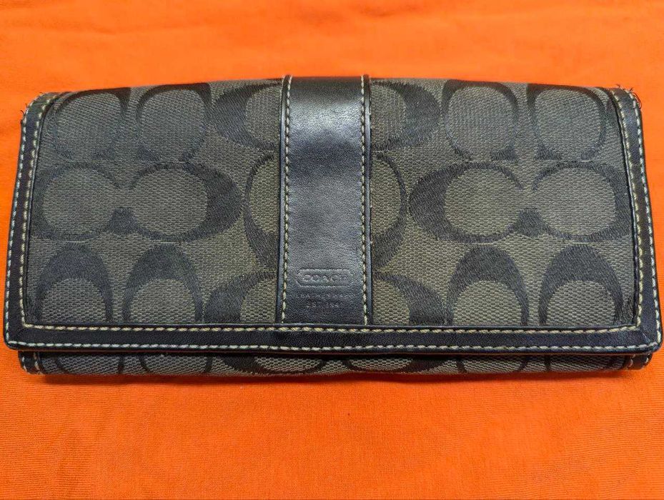 Кошелёк тройного сложения из черной кожи COACH Hampton Signature