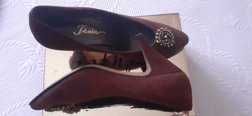 Sapatos Camurça Castanha de sola em couro.