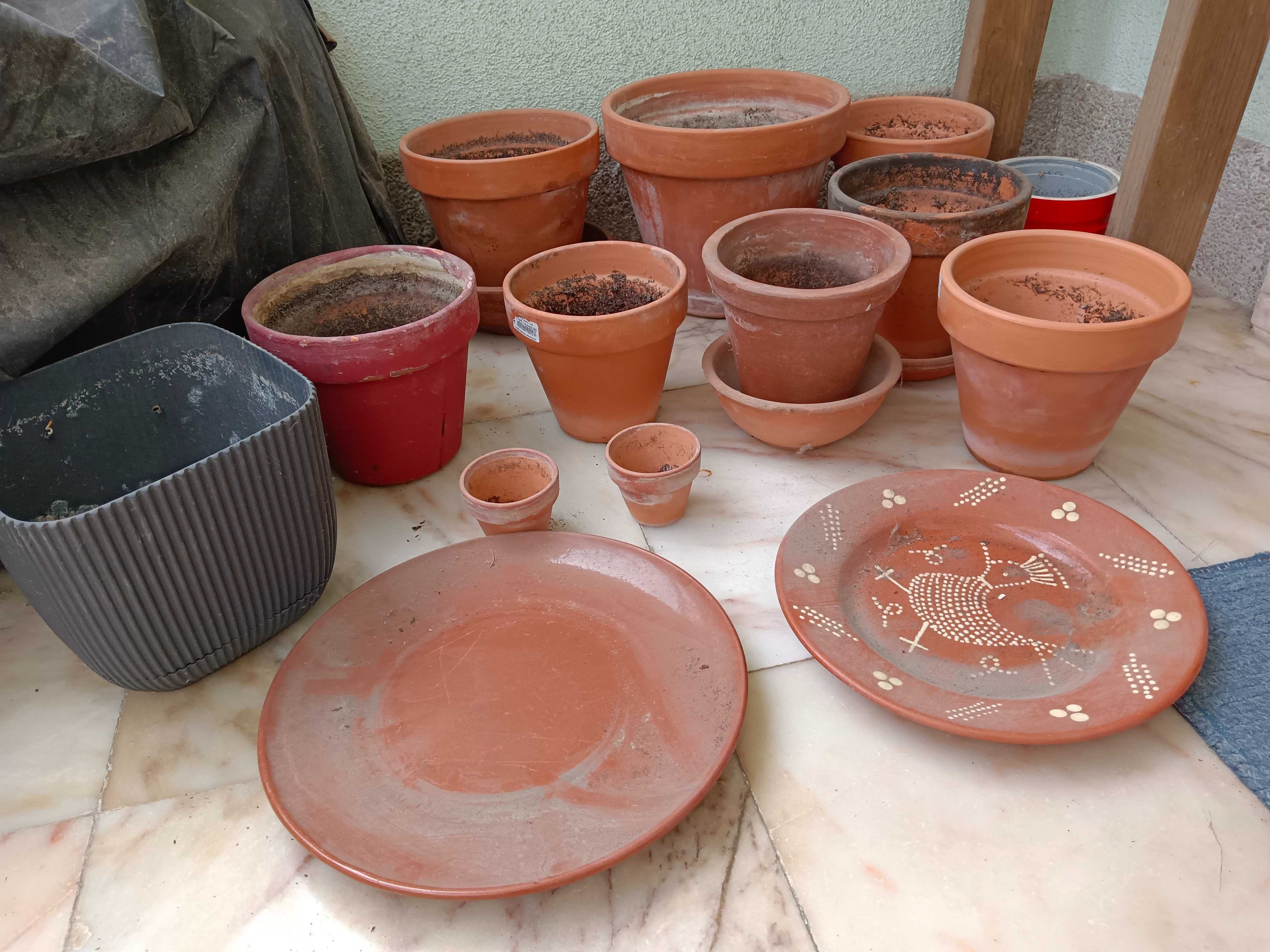 Vasos em barro mais pratos
