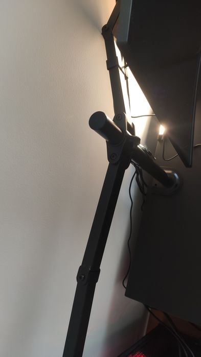 Secretária com led e suporte para 2 ecrãs