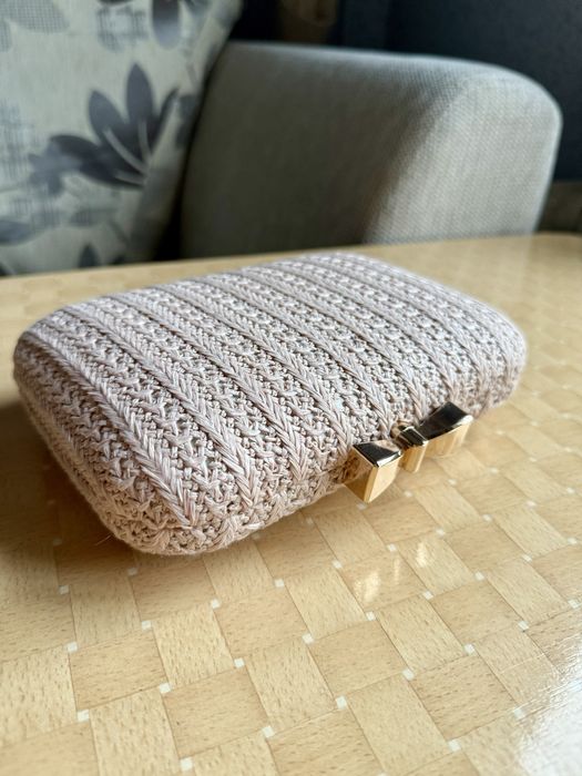 Стильна нюдова сумочка-клатч з в’язаним візерунком - Королева