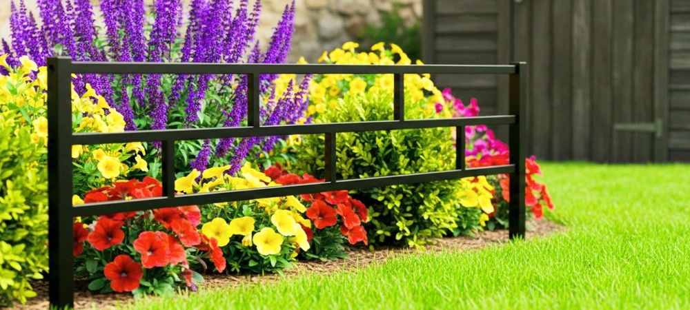 Памятник, оградка, плита, столб,забор.