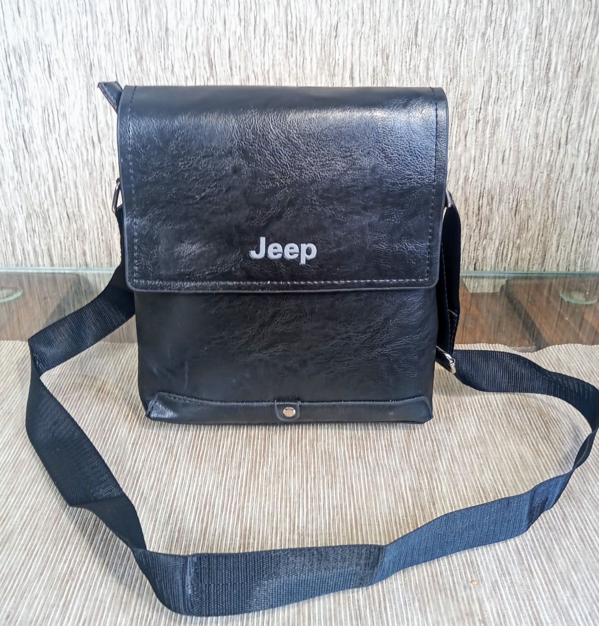 Torebka na ramię skórzana saszetka listonoszka Jeep
