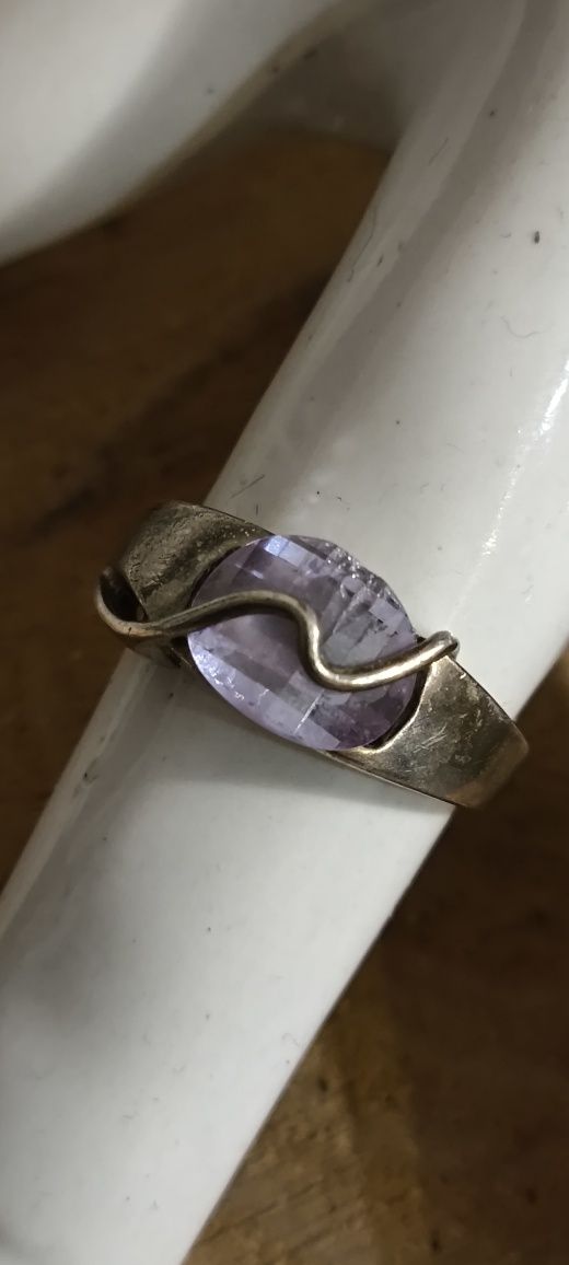 Stary srebrny pierścionek z fioletowym oczkiem. Vintage.