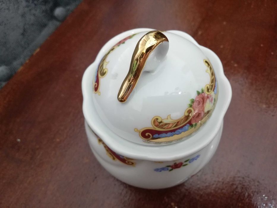 MAIS BARATO Caixa com 6 potes de loiça pequenos tipo limoge e novos