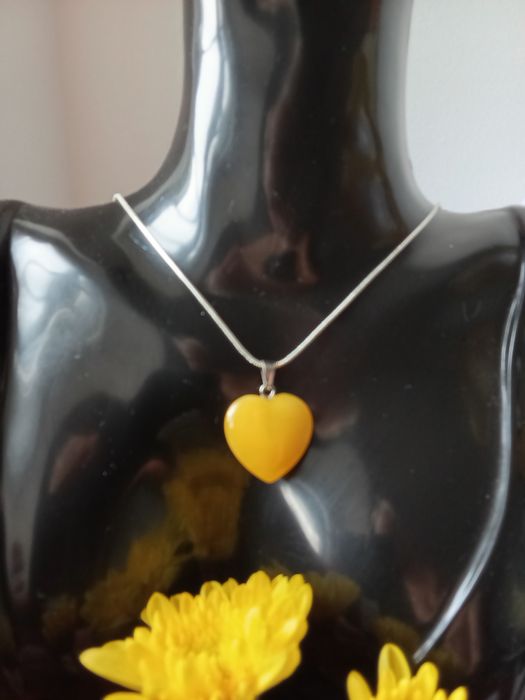 Fio em Prata com Pedra Âmbar em Forma de Coração
