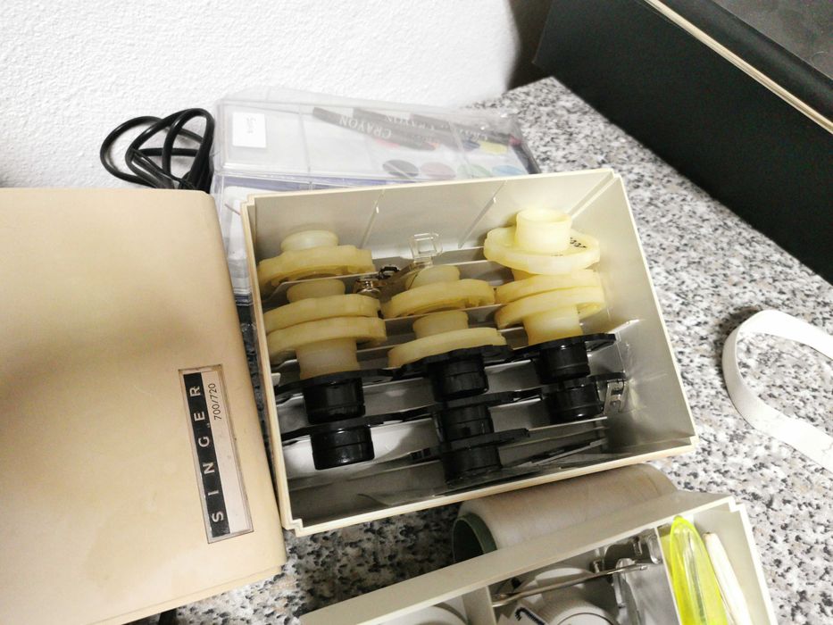 Máquina de Costura - Singer - Mod. 700G - Bom Estado