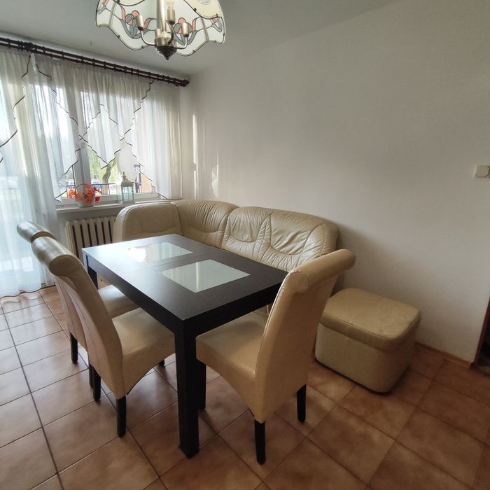 Narożnik skórzany, stół rozkładany, pufa, 3 krzesła