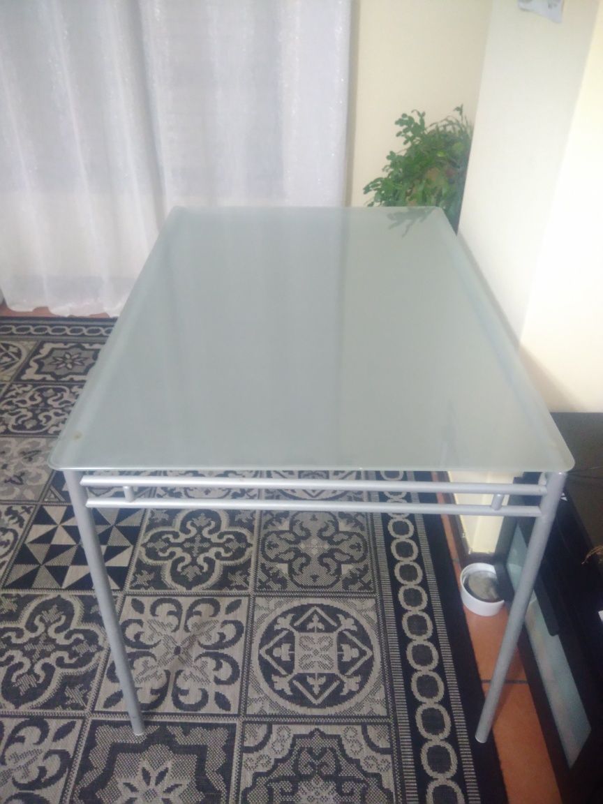 Mesa Ikea com tampo de vidro temperado