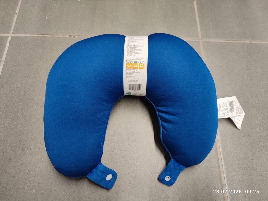 Nowa niebieska podróżna poduszka pod szyję