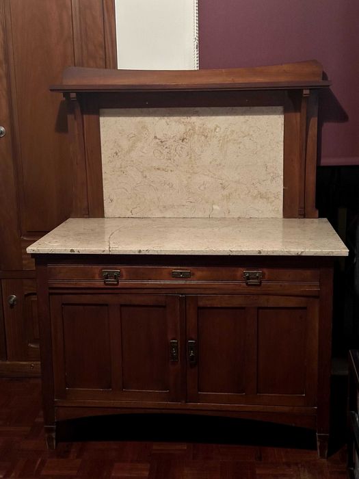 Movel antigo com base em mármore