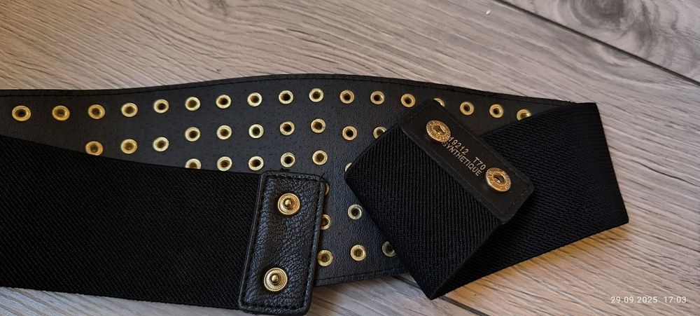 Pasek z tworzywa sztucznego, na gumie ze stożkowymi ćwiekami