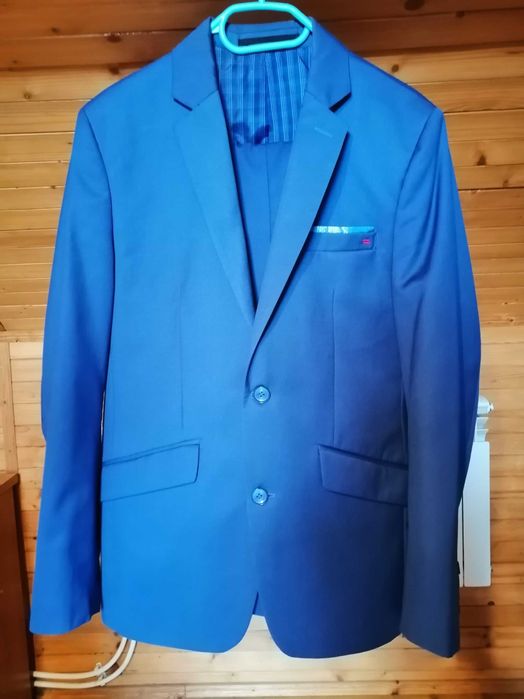 Garnitur męski firmy Aljeka