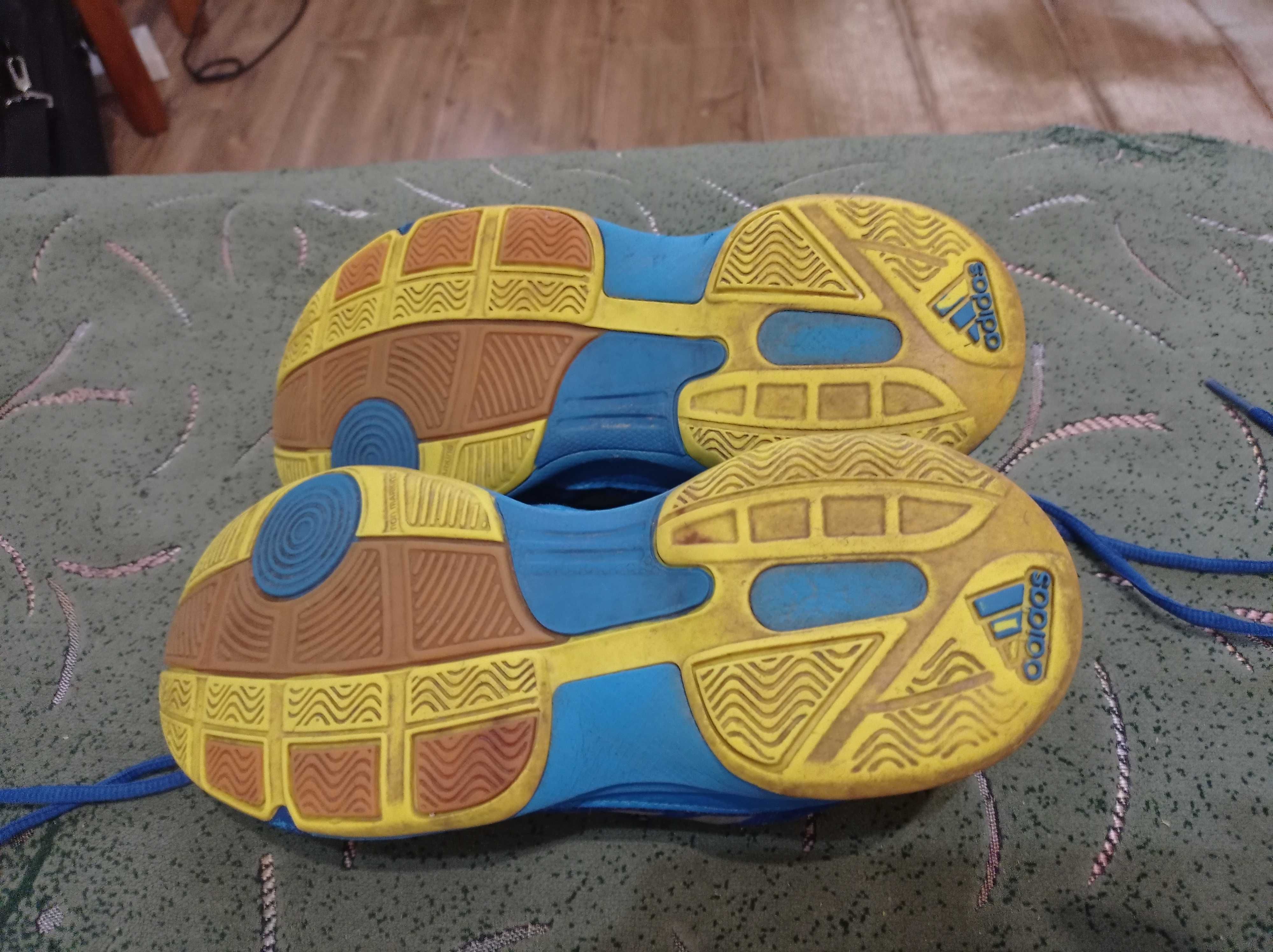 Кроссовки Adidas (оригинал) фирменные размер-40 стелька- 25,5см.