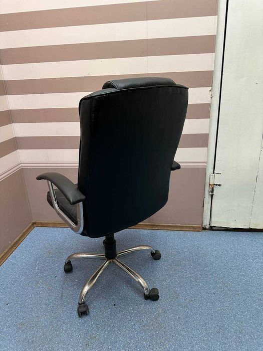 Крісло офісне на хромованих колесах в повністю працюючому стані