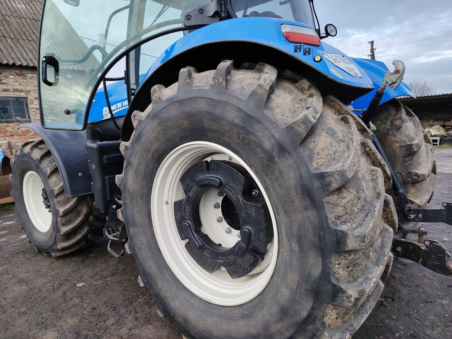 трактор New Holland 7070