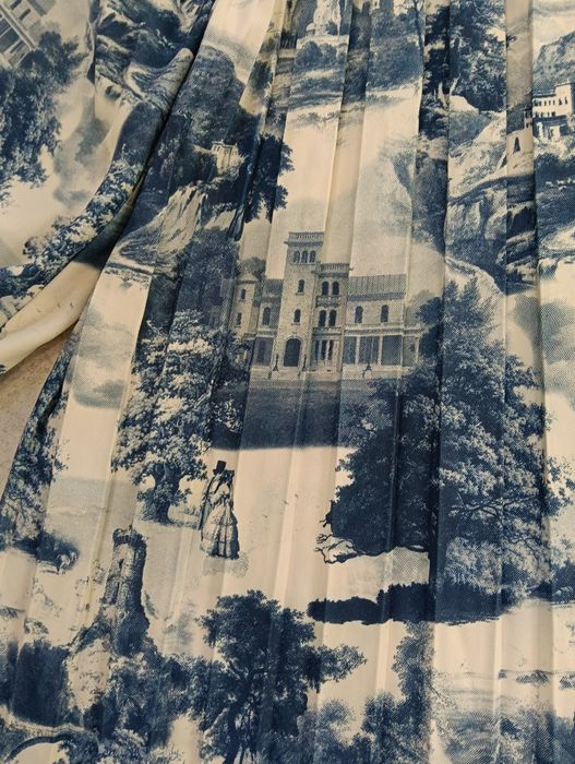 Plisowana sukienka oversize NA-KD