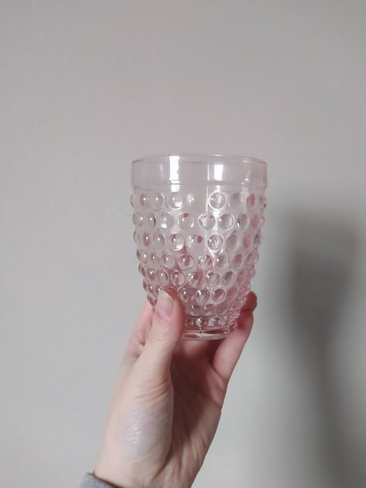 Komplet dwóch różowych szklanek ozdobnych z wypustkami, 300 ml
