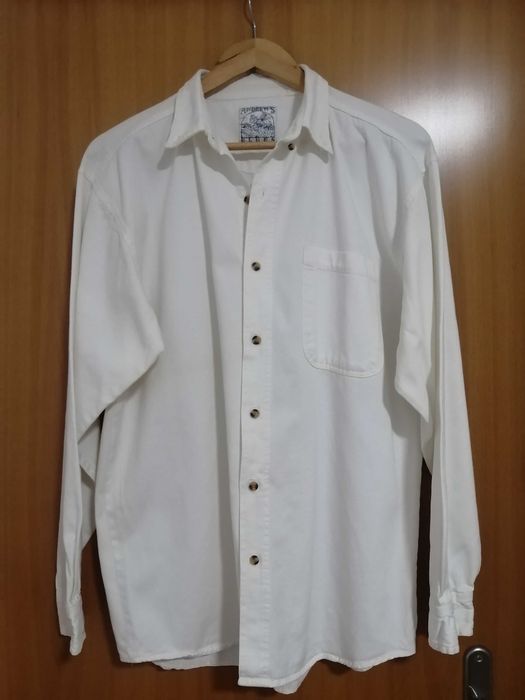 Camisa branca e camisa beje