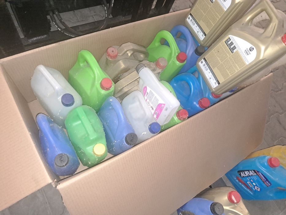 Zbiorniki bańki pojemniki 5 litrów l oddam za darmo