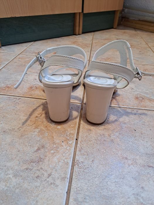 Босоніжки жіночі