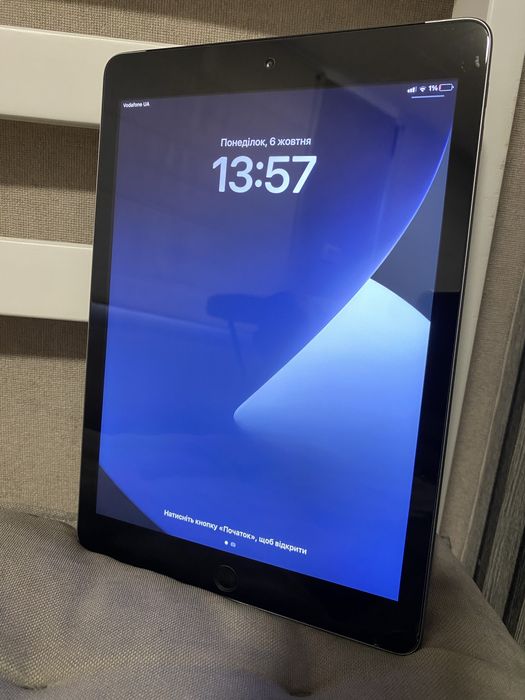 iPad 5 32GB Cellular (SIM) — сірий, захисне скло
